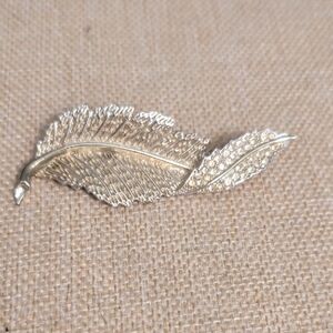 Vtg Sarah Coventry Fashion Leaf Clear Rhinestone Textured Gold Tone Pin Brooch